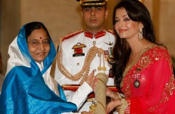 Aishwarya Rai was awarded the Padma Shri in 2009. Seen here receiving the award from the President of India, Mrs Pratibha Patil.