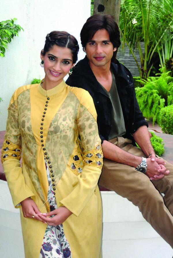 Sonam Kapoor & Shahid Kapoor at a `Mausam` promotional event in Kolkata.