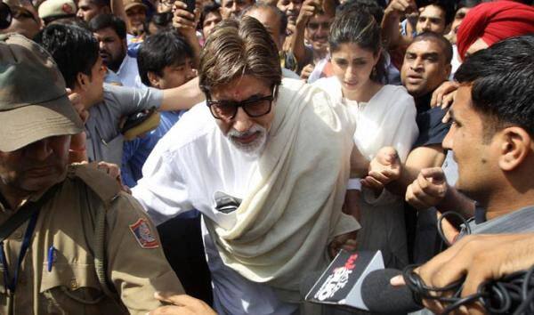 Amitabh & Shweta Bachchan spotted visiting Amar Singh at AIIMS in New Delhi.