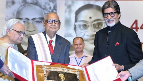 Bollywood actor Amitabh Bachchan presents the Bharatiya Jnanpith award to Urdu poet Akhlaq Khan Shahryar during the 44th Bharatiya Jnanpith award function in New Delhi.