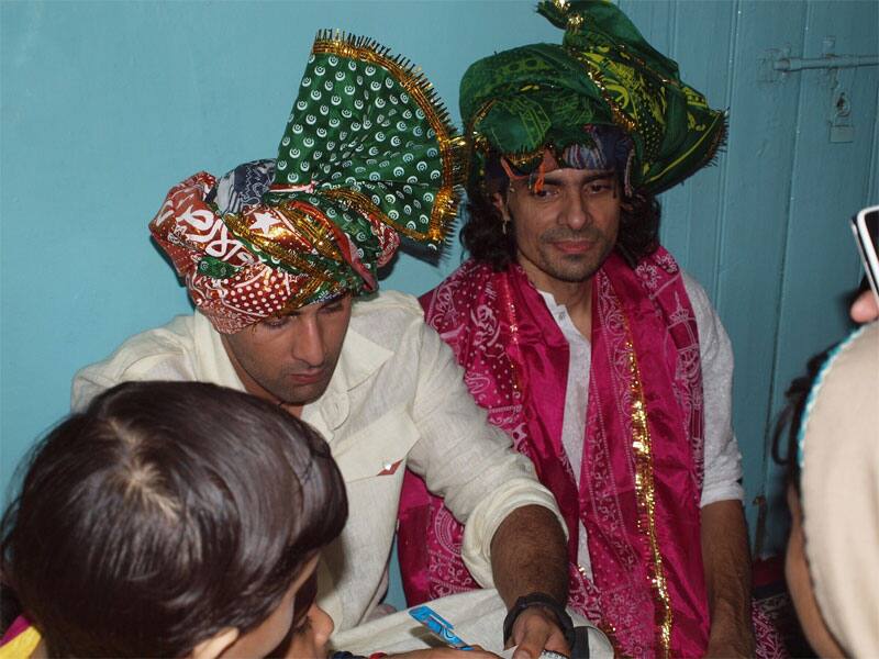 Ranbir Kapoor obliges a young fan at Amir Khusro's tomb in Hazrat Nizamuddin by giving an autograph.