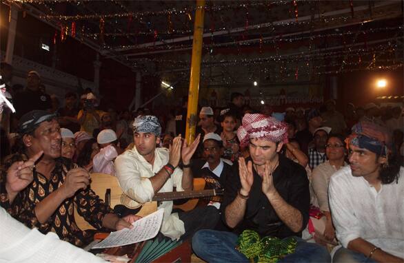 Ranbir Kapoor, Mohit Chauhan and Imtiaz Ali visited the Hazrat Nizamuddin's shrine in New Delhi.