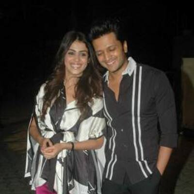 Riteish with girlfriend Genelia D'souza at Akshay's bash.