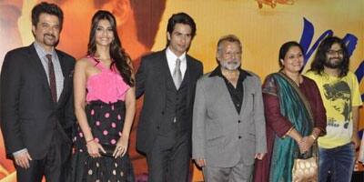 Shahid and Sonam spotted at the premiere of their latest film ‘Mausam’.