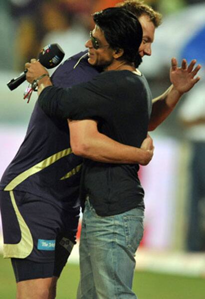 Brett Lee gets a hug from Shah Rukh Khan.