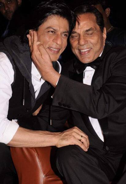 Shah Rukh bonds with Dharamendra on the sets of `India's Got Talent`.