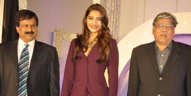 Sonam Kapoor unveils the new GJEPC logo.