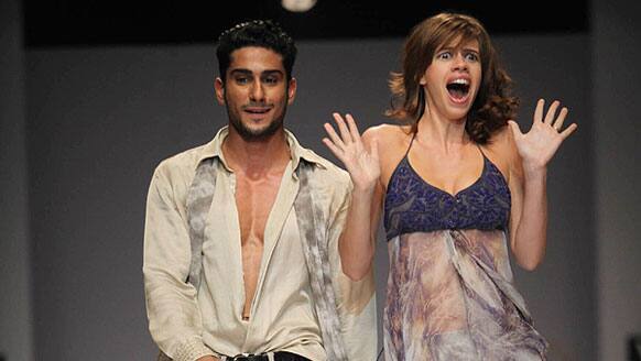 Prateik Babbar and Kalki Koechlin at Rina Dhaka show at the Wills Lifestyle fashion week in New Delhi.