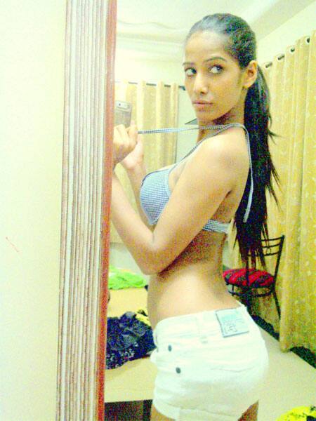 Hottie Poonam Pandey post her latest pic in Twitter.