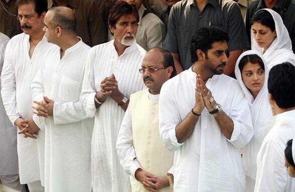 Amitabh’s daughter, Shweta is married to the grandson of actor Raj Kapoor and son, Abhishek Bachchan is married to Aishwarya. Amitabh is seen here with his family,  industrialist Subhroto Roy and politician Amar Singh at Teji Bachchan’s funeral. 