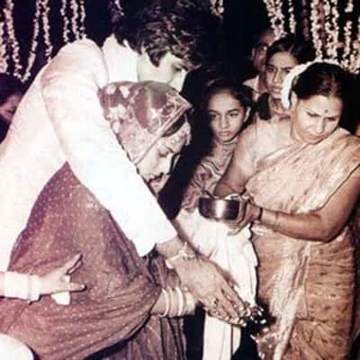 Amitabh and Jaya Bachchan got married in 1973 few days before they shot the song ‘Teri Bindiya Re’ for the film ‘Abhimaan’. The couple who had been dating for two years wanted to go to London for vacations and Amitabh’s father insisted that they get married first and then go to London.