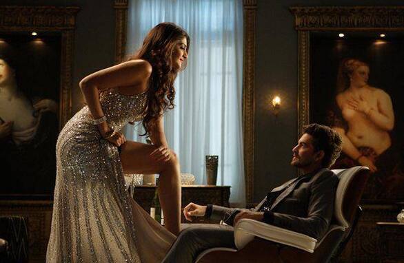 Sonam Kapoor plays a seductress to Neil Nitin Mukesh in their upcoming film 'Players'. The films also stars Abhishek Bachchan, Bobby Deol and Bipasha Basu.