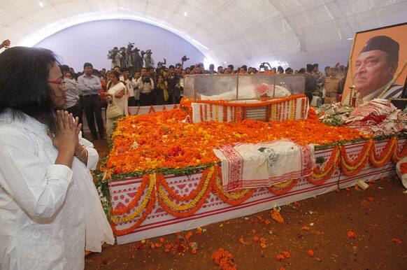 Actor Seema Biswas pays homage to the body of legendary Indian singer Bhupen Hazarika in Guwahati. 