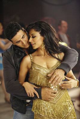 A romantic still from 'Desi Boyz'.