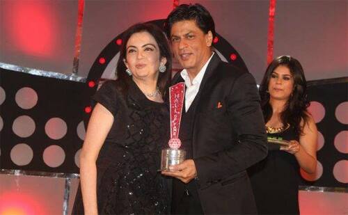 SRK at an awards ceremony.