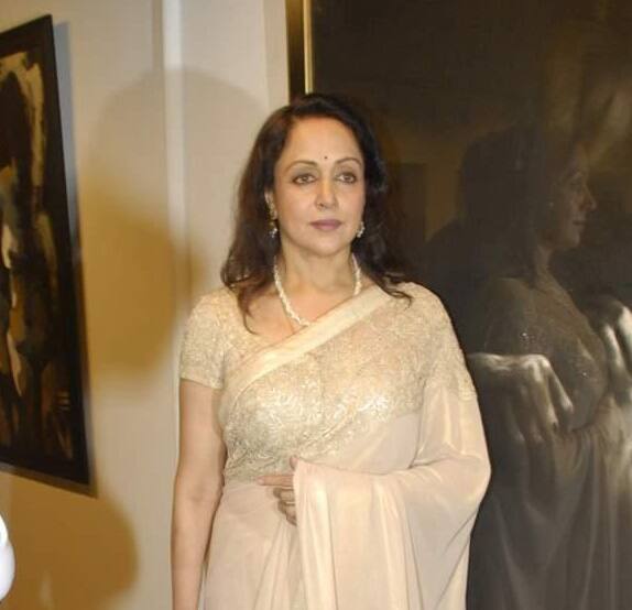 Hema Malini at Sudip Roy's art exhibition.