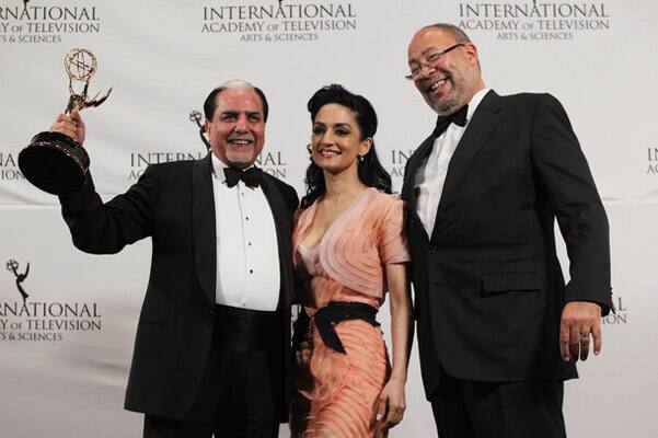 (L-R) Directorate Award winner Subhash Chandra poses for photographers along with presenters Archie Panjabi and Richard Parsons at the International Emmy Awards in New York.