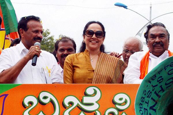 Actress Hema Malini, who is also a Rajya Sabha member from BJP, campaigns for the party in Bellary.