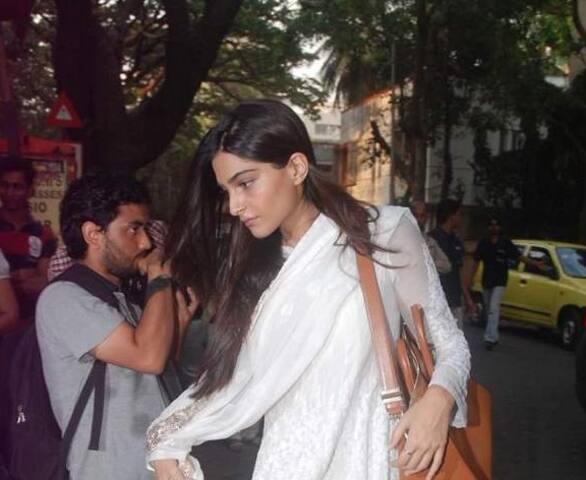 Sonam Kapoor arrives for her aunt, Late Mona Kapoor's prayer meeting.