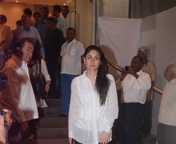 Kareena Kapoor and Randhir Kapoor at Mona Kapoor's prayer meeting.