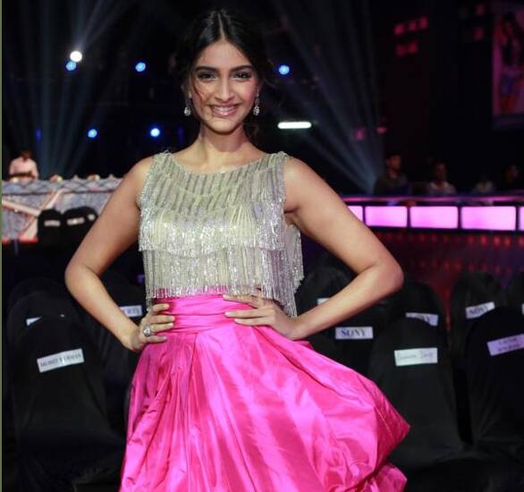 Sonam Kapoor tweeted her picture from last night's Femina Miss India. Sonam was one of the judges on the beauty pageant. 