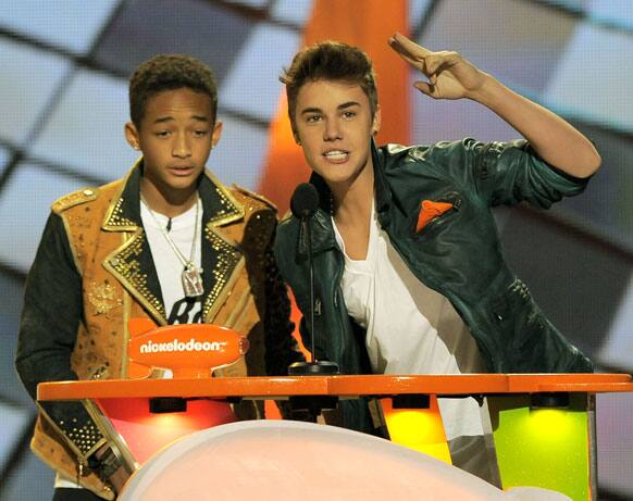 Justin Bieber, right, accepts the award for favorite male singer, presented by Jaden Smith, onstage at Nickelodeon's 25th Annual Kids' Choice Awards.