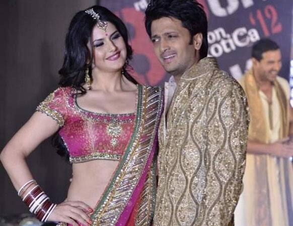 Zarine Khan & Riteish Deshmukh at the 'Housefull 2' fashion show.