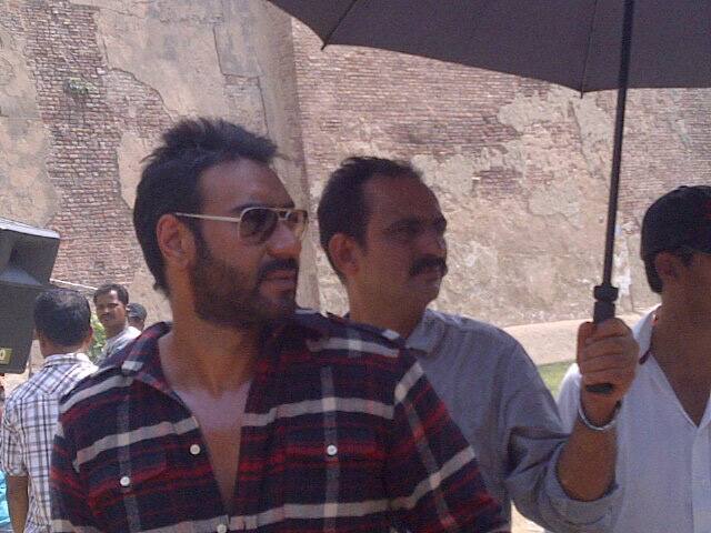 Tanishaa Mukerji posted this pic of her brother-in-law, Ajay Devgn for his fans on Twitter. 