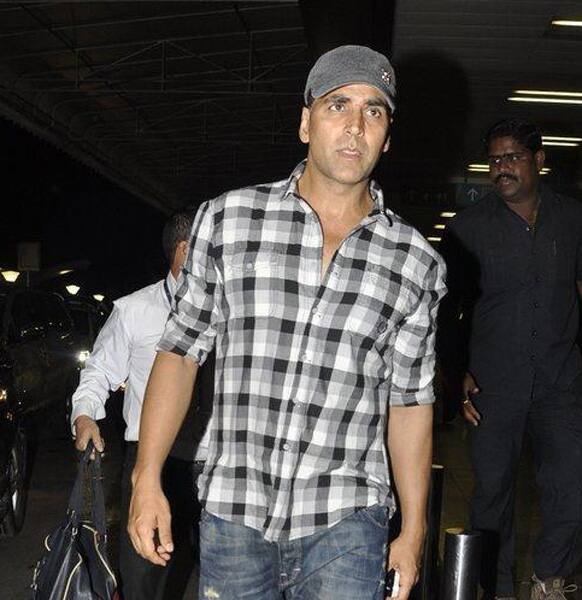 Akshay Kumar leaves for Singapore for the screening of 'Housefull 2'.