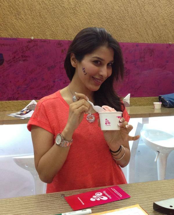 Actress-singer Sophie Choudry posted this pic of hers on Twitter. She is relishing a cup of frozen yoghurt.