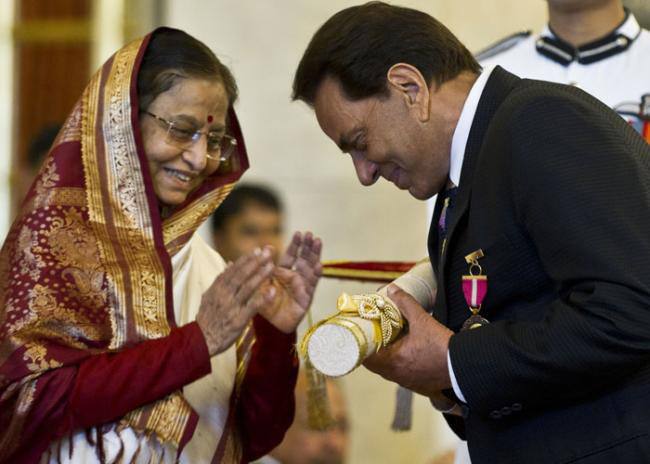 Dharmendra receives Padma Bhushan from Indian President Pratibha Patil.