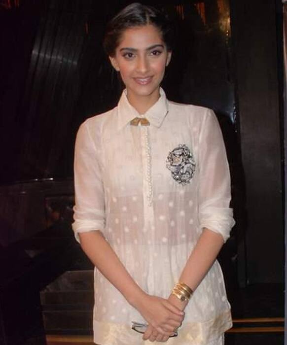 Sonam Kapoor at Khalid Mohamed's book launch.