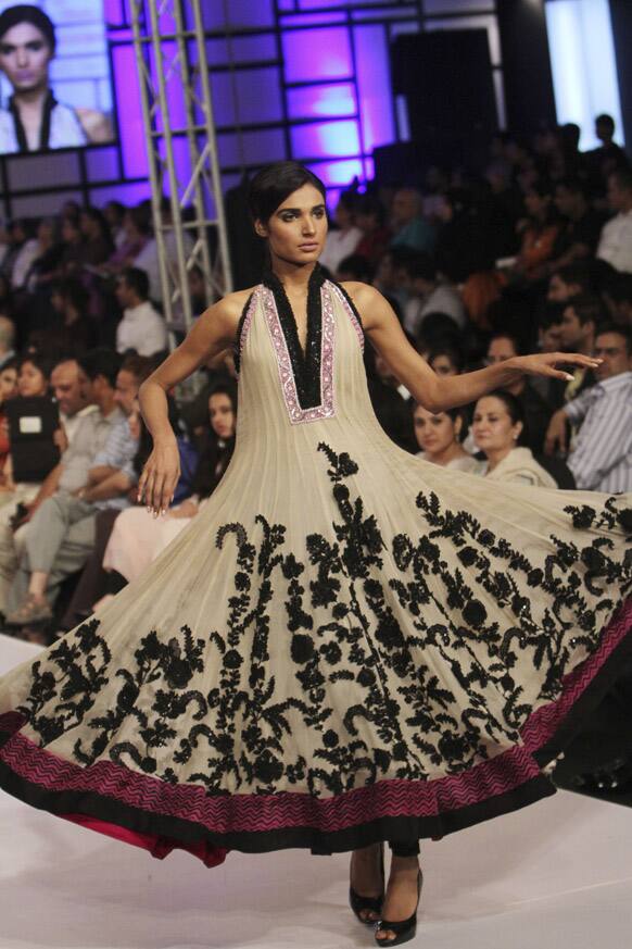 A Pakistani model presents a creation by designer Umar Sayeed , during Fashion Week, in Karachi.