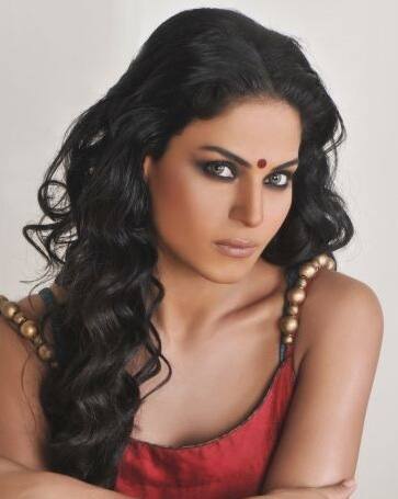 Veena Malik goes desi in her latest Twitter display pic.