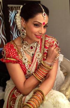 Bipasha Basu goes desi during the inauguration of the Sahara stadium in Pune.