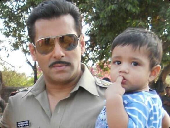 Is that junior Chulbul Pandey? Salman Khan spotted with a baby on the sets of 'Dabangg 2'.