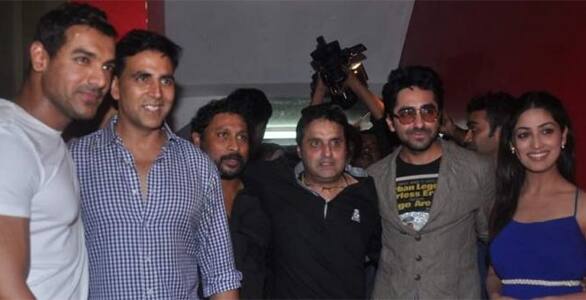 Cast and crew of  'Vicky Donor' poses with Akshay Kumar at the special screening of the film. The film stars Ayushmann Khurana and Yami Gautam in the lead.