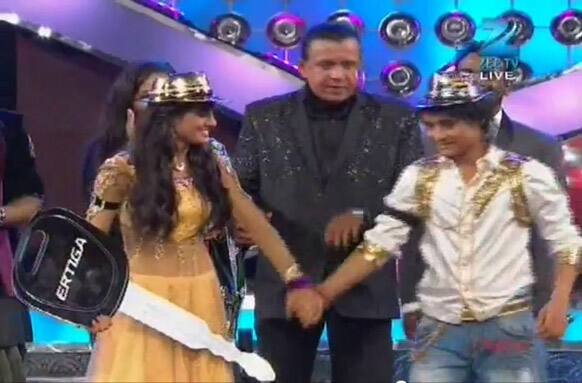 Mithun da looks on as Rajasmita celebrates her win with Pradeep!