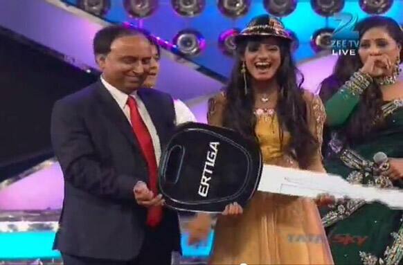 An ecstatic Rajasmita receives the key to her brand new Maruti Ertiga.