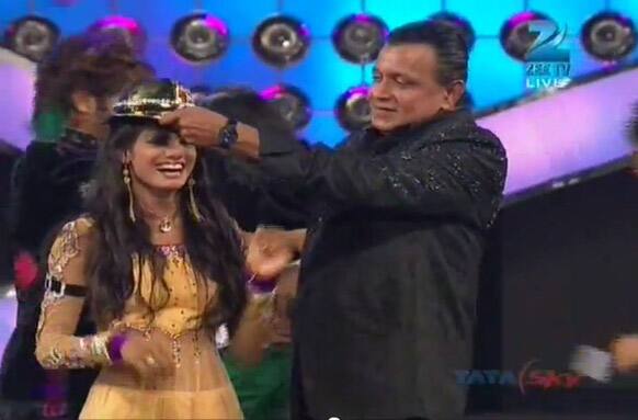 Grand Master Mithun da gifts the winner's hat to Rajasmita Kar.