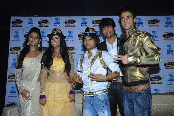 The five finalists - Mohena singh, Rajasmita Kar, Pradeep Gurung, Sanam Johar & Raghav Juyal.