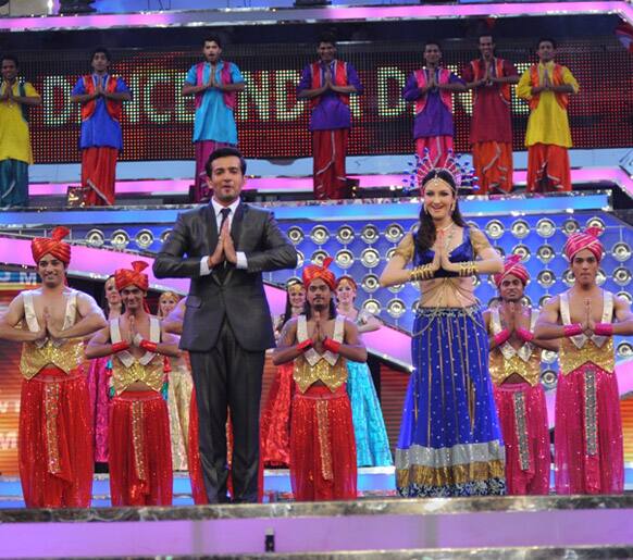 Hosts Jay Bhanushali and Saumya Tandon greet all.