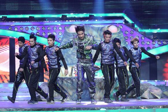 Slow motion king Raghav Crockroaz Juyal performed with a huge crocodile’s face as a prop.