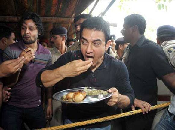 Aamir gorges on Bihari delicacy Litti-Chokha in Patna.