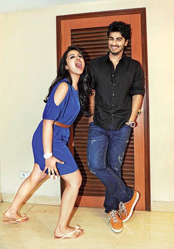 Parineeti Chopra shows that she isn't an quintessential hindi film as she gives a 'hatke' pose with co star Arjun Kapoor while promoting their new film 'Ishaqzaade'. Pic Courtesy: DNA