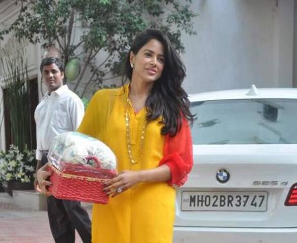 Sameera Reddy looks beautiful in a Yellow kurta as she arrives for Shilpa Shetty's baby shower.