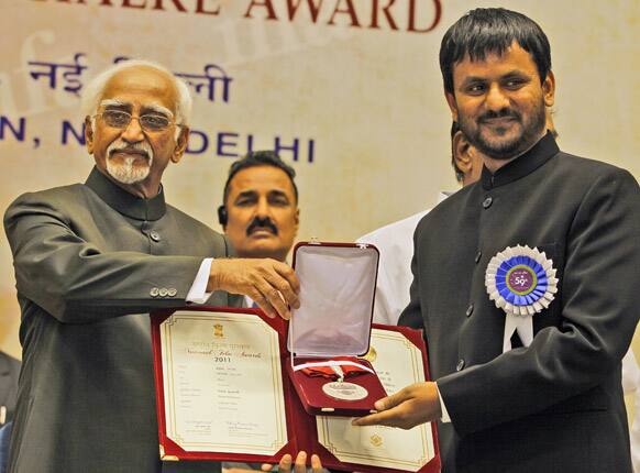 Vice President Hamid Ansari confers the Best Actor award to Girish Kulkarni for his Marathi language film Deool, during the 59th National Film Award 2011, in New Delhi.