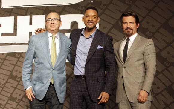 Actor Will Smith poses with actor Josh Brolin, right, and director Barry Sonnenfeld, left, after a press conference to promote their new movie 