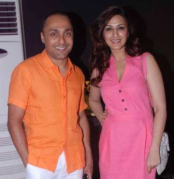 Rahul Bose and Sonali Bendre pose for a click at Nalini Mehta's Art Show.