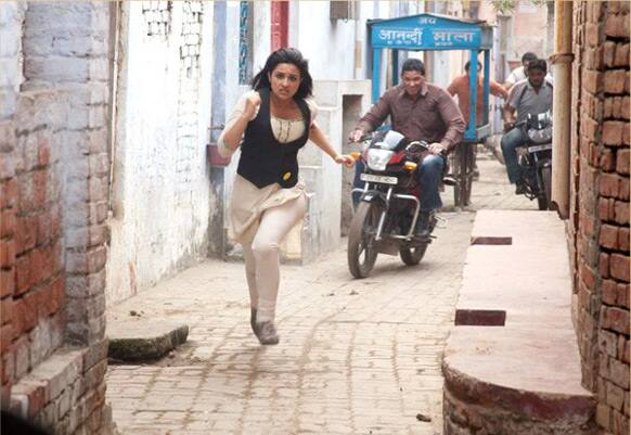 Ishaqzaadi Parineeti runs for cover.